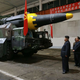 Kim Jong-un con uno de los misiles el 14 de mayo del 2017. (Korean Central News Agency, KCNA)
